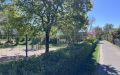 30 benachbarter Spielplatz mit Fahrradweg